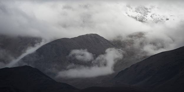 Munzur Dağları sis bulutlarıyla kaplandı