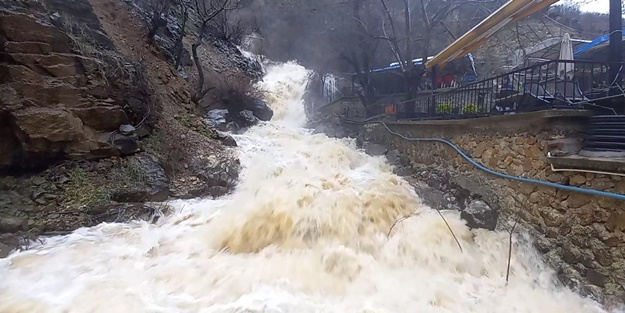 Munzur ve Pülümür çayları taştı! Yetkililerden ikaz