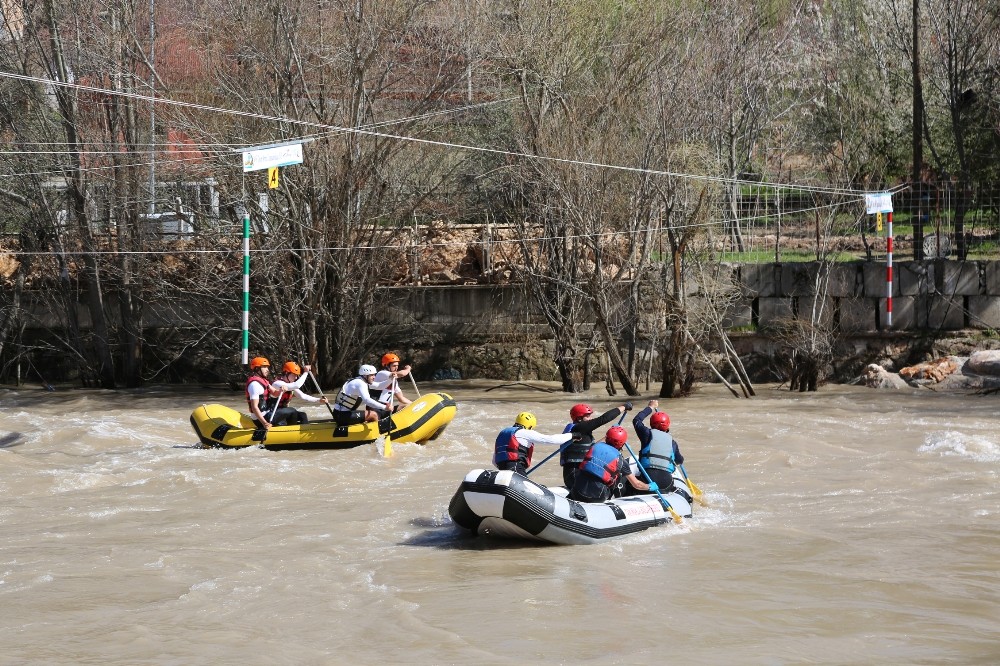 Munzur’da rafting heyecanı sürüyor 