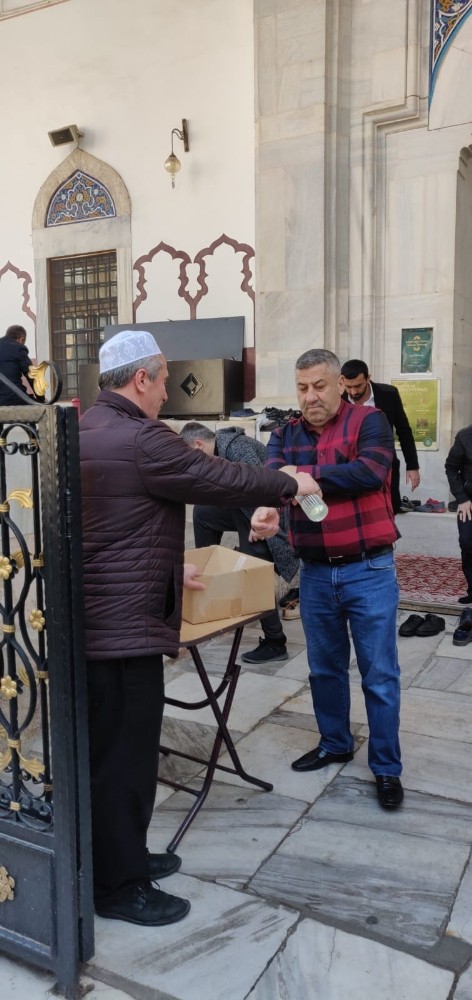 Muradiye Camii cemaatine kolonya ikramı 