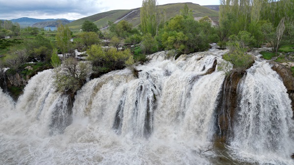 Muradiye Şelalesi yağışların ardından coştu