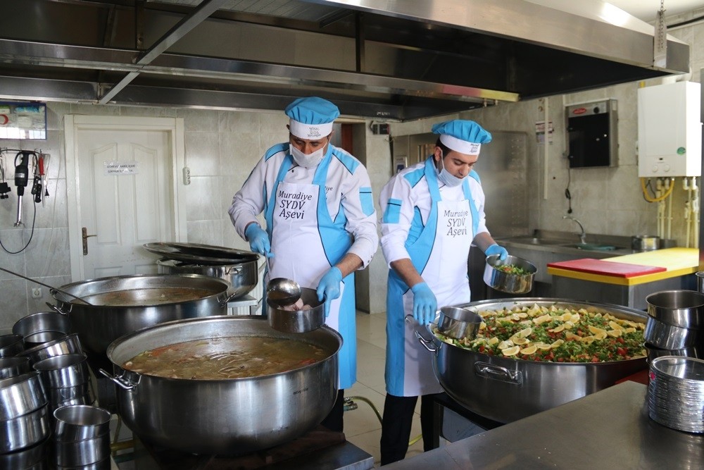 Muradiye’de 620 ihtiyaç sahibine günde 3 çeşit sıcak yemek 