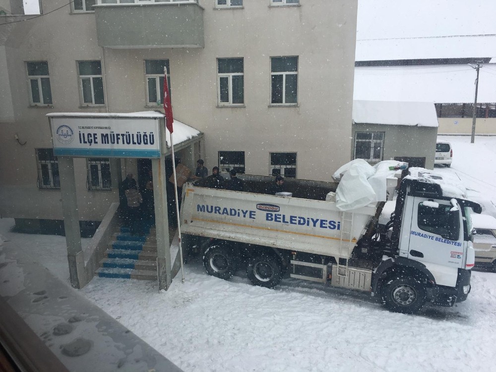 Muradiye’den depremzedelere yardım 