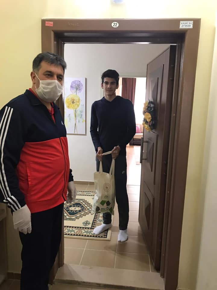 Murat Eskici evlerinde kalan sporculara malzeme dağıttı 
