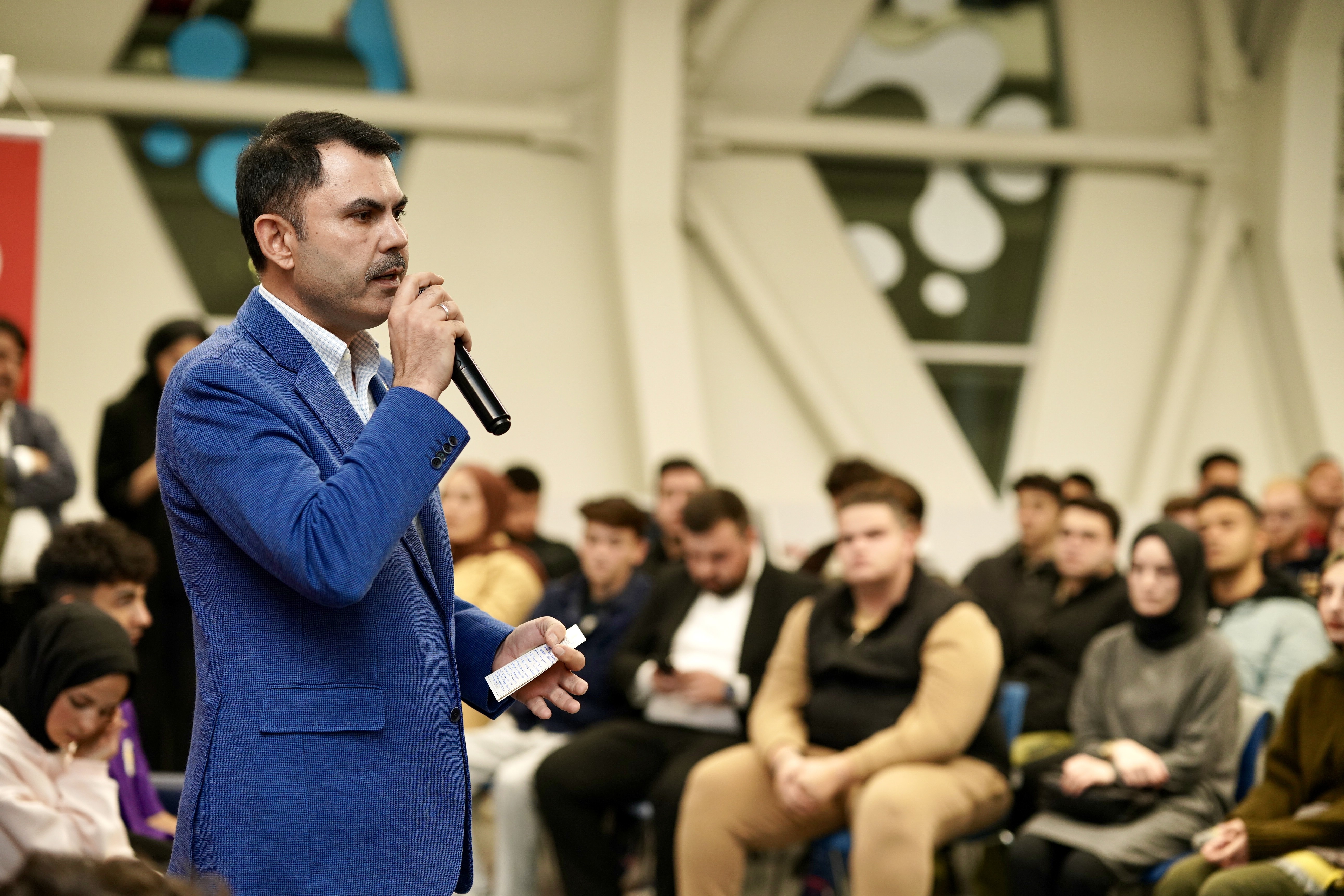 Murat Kurum, gençlerle bir arada