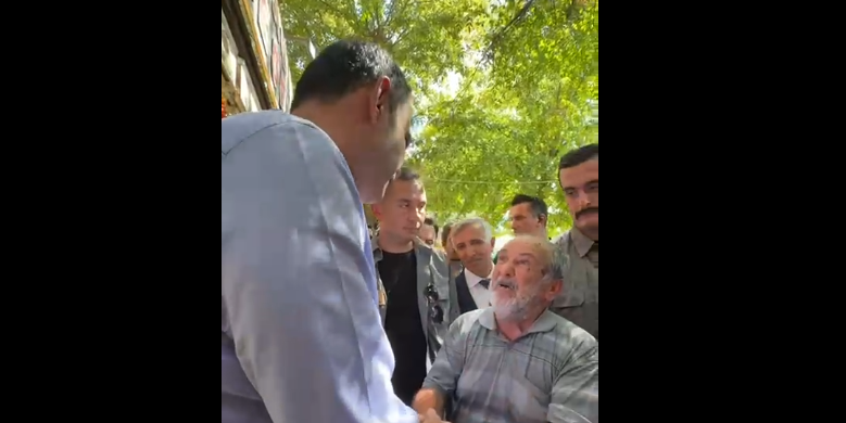 Murat Kurum ile depremzede arasında duygu dolu anlar! Anahtarını alan vatandaş gözyaşlarına boğuldu