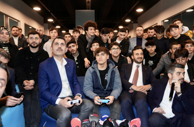 Murat Kurum ile gençler arasında güldüren anlar