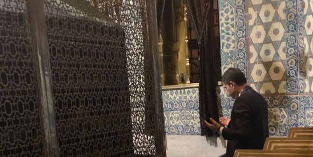 Murat Kurum sahur vakti Eyüp Sultan Hazretlerinin kabrinde dua etti