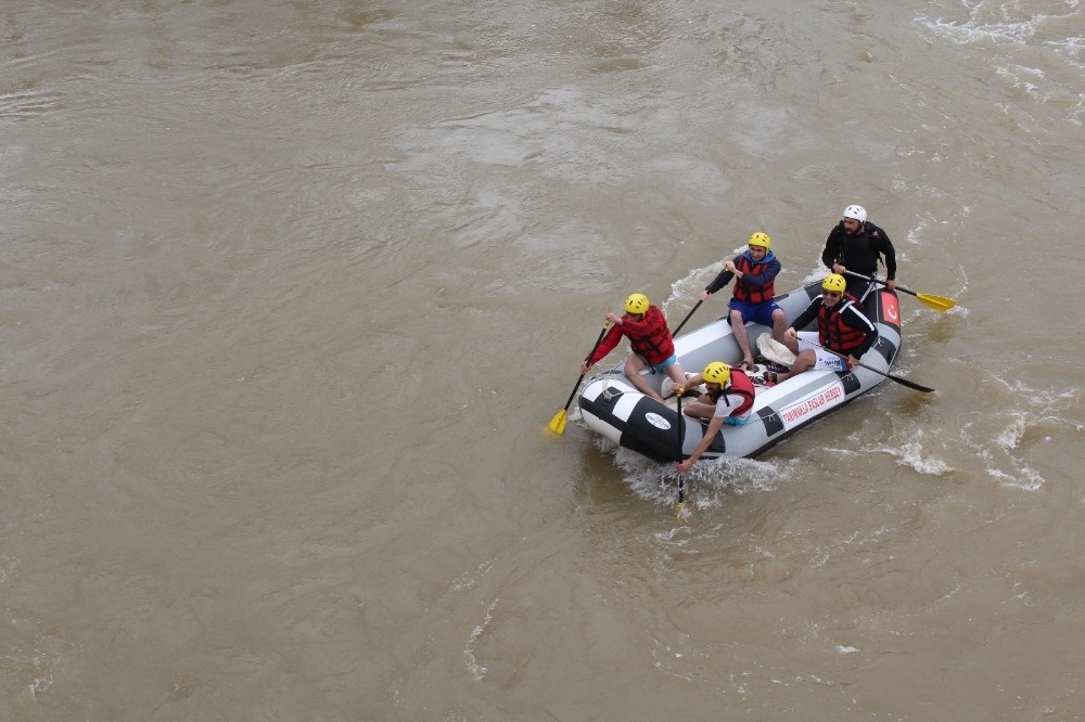 Murat Nehri’nde Rafting Heyecanı 