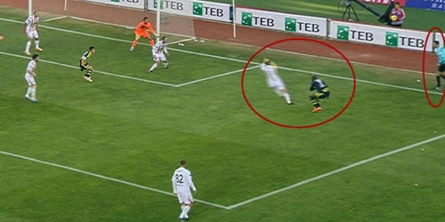 O hakem düdüğü bıraktı!