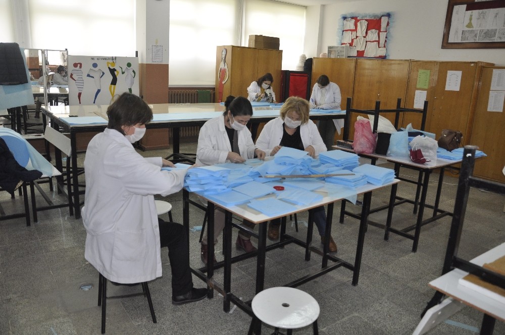 Muratlı’da lisede maske üretimi 