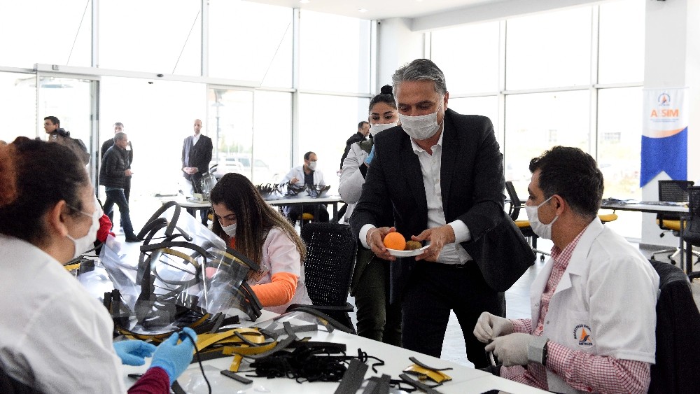 Muratpaşa 13 bin 850 adet siperlikli maske dağıttı 