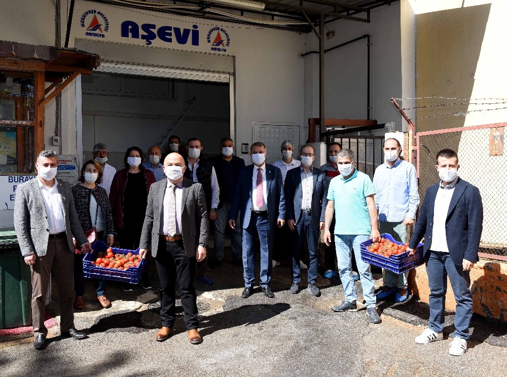 Muratpaşa aşevine bir kamyon sebze desteği 