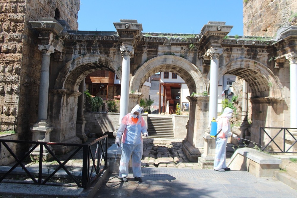 Muratpaşa Belediyesi yaşlılar için parkları dezenfekte etti 