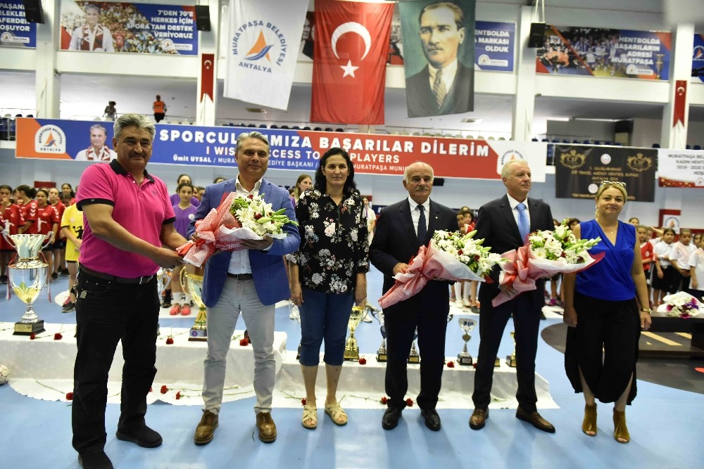 Muratpaşa Belediyespor kadın hentbol takımı sezonu resmen açtı 