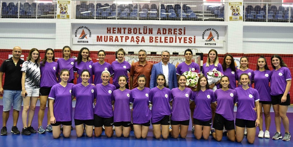 Muratpaşa kadın hentbol takımında 10 sporcu Ankara kampında 