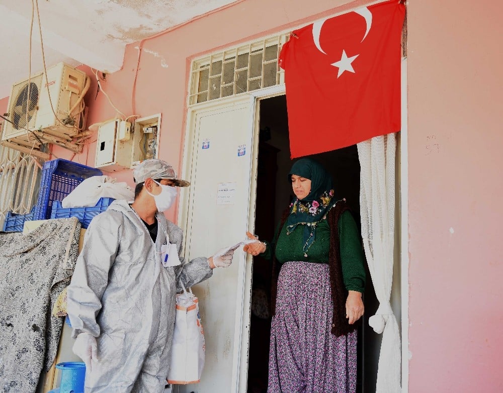 Muratpaşa’da maske dağıtımı devam ediyor 