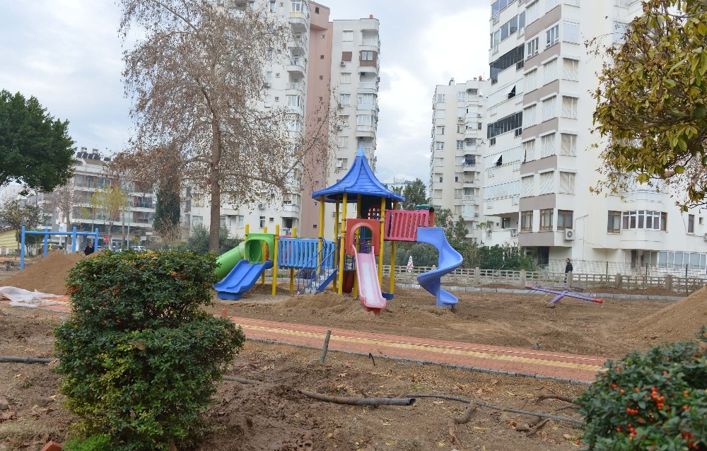 Muratpaşa’da park alanı yenileniyor 