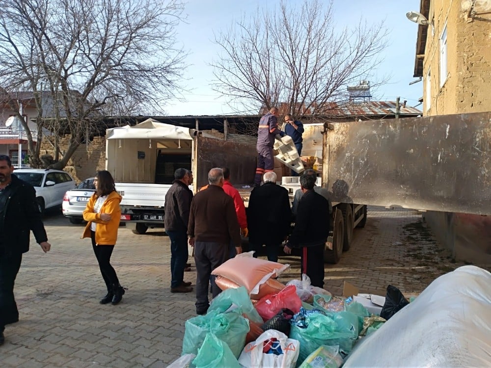 Muratpaşa’dan 5 kamyon Elazığ’a ulaştı 