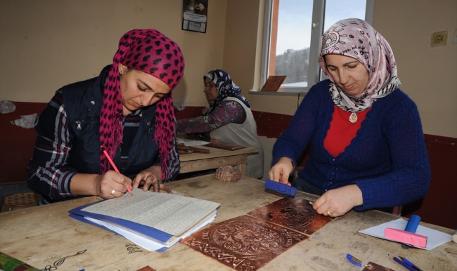Murgullu kadınlara bakır işlemeciliği kursu