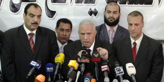 Avukatları aracılığıyla konuşan Mursi: Sisi ihanet etti, orduyu siyasete bulaştırdı