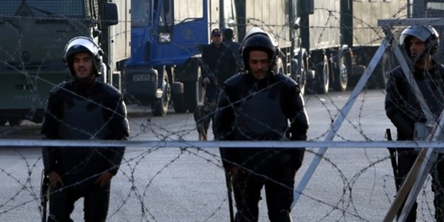 Mursi'nin savunma heyetine saldırı