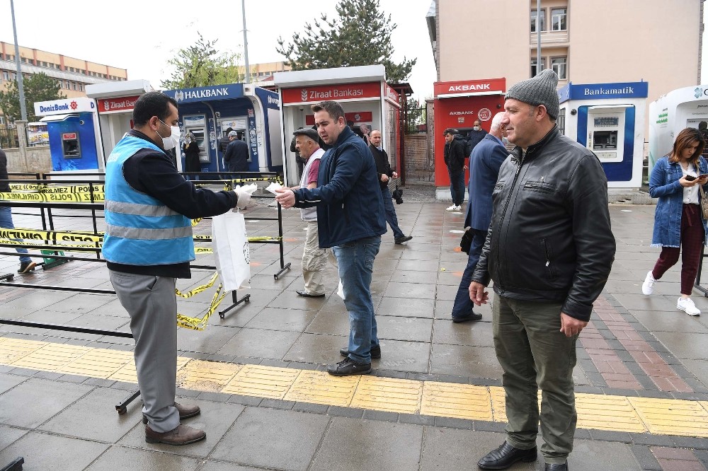 Muş Belediyesi ekipleri ücretsiz maske dağıtmaya devam ediyor 