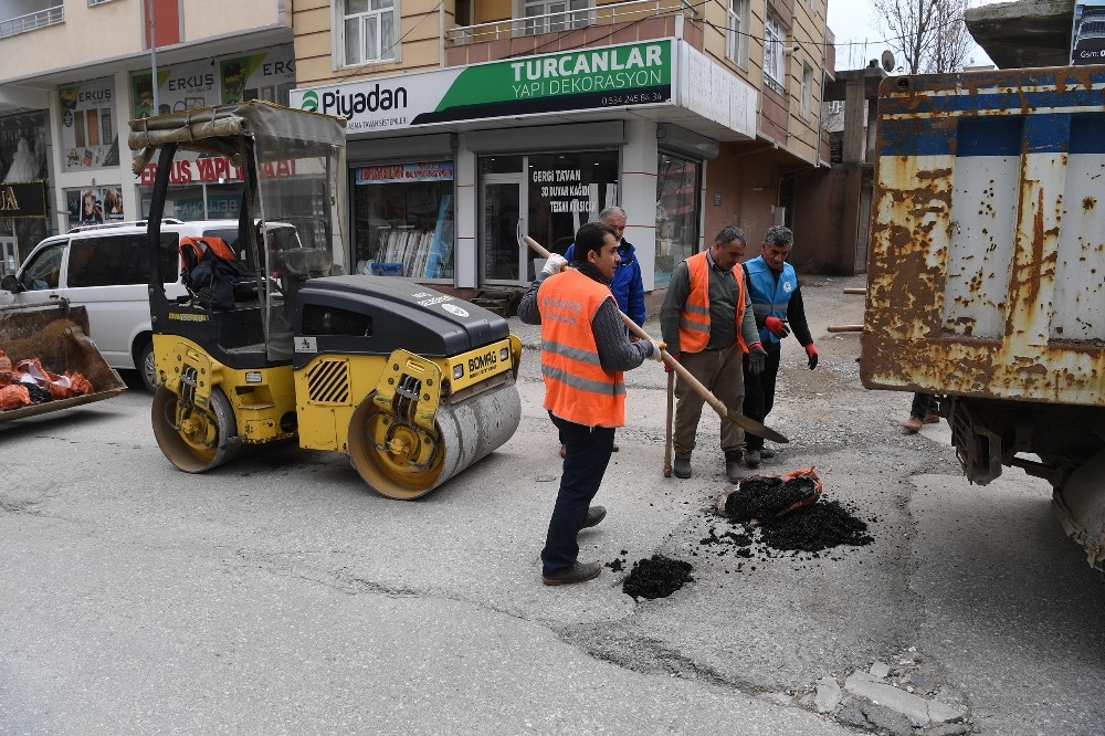 Muş Belediyesi korona virüsle mücadele ederken asli görevlerini de aksatmıyor 