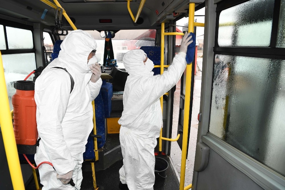 Muş Belediyesi toplu taşıma araçlarını dezenfekte etti 