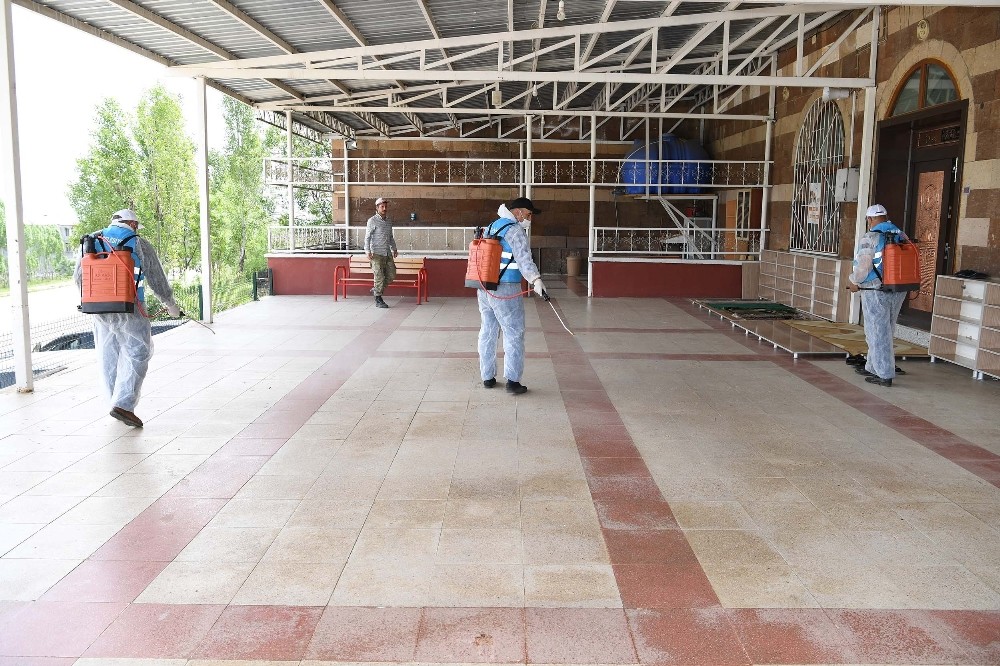 Muş Belediyesinden camilerde cuma hazırlığı 