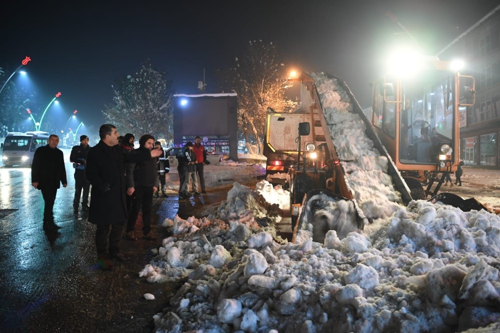 Muş Belediyesinden yol genişletme ve tuzlama çalışması 