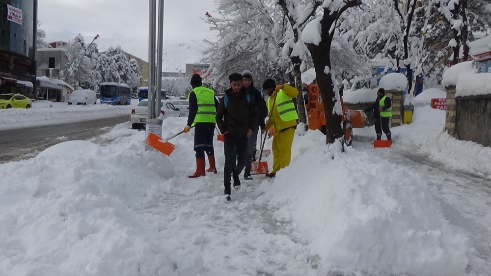 Muş kar esaretinde 