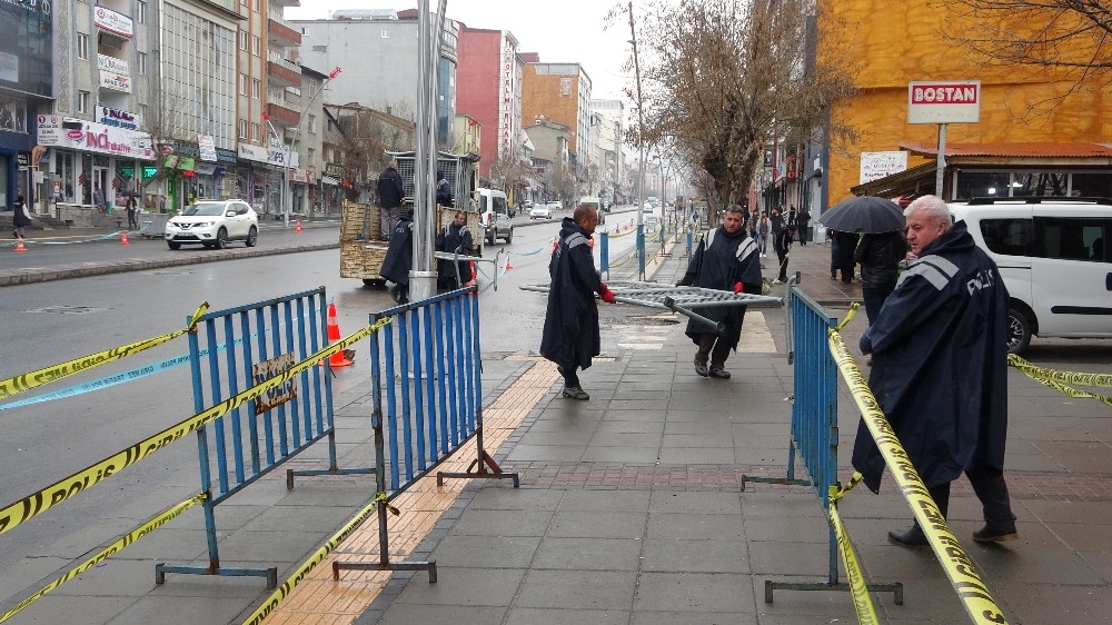Muş polisinden sosyal mesafeye bariyerli önlem 