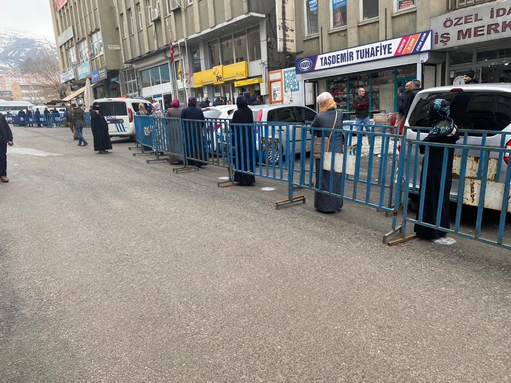 Muş polisinden sosyal mesafeye işaretli önlem 