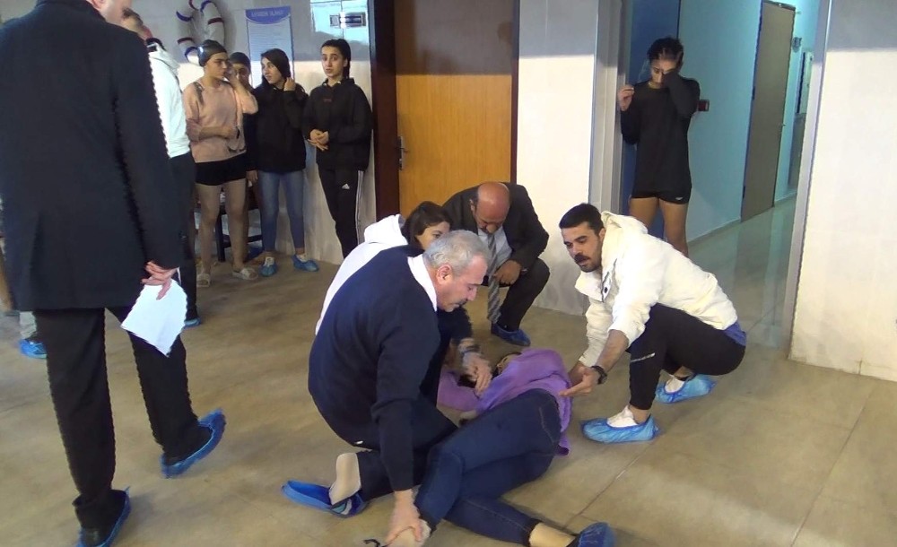 Müsabakalarda bayılan sporcunun yardımına Gençlik ve Spor İl Müdürü yetişti 