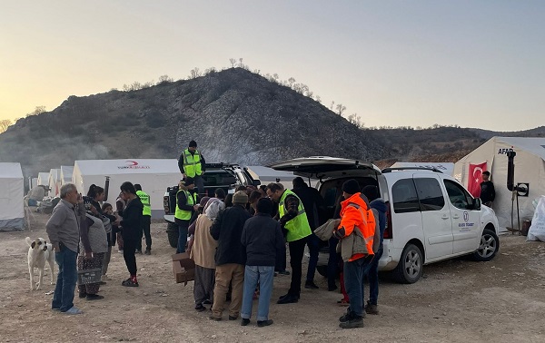 MÜSİAD, üyeleri ve gönüllüleri ile afet bölgesinde yaraları sarıyor