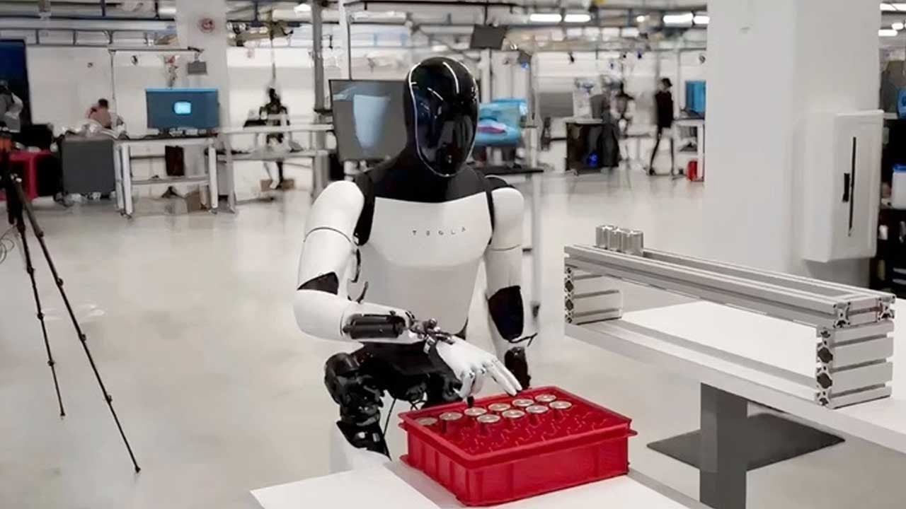 Musk açıkladı: Optimusları Optimuslar üretecek