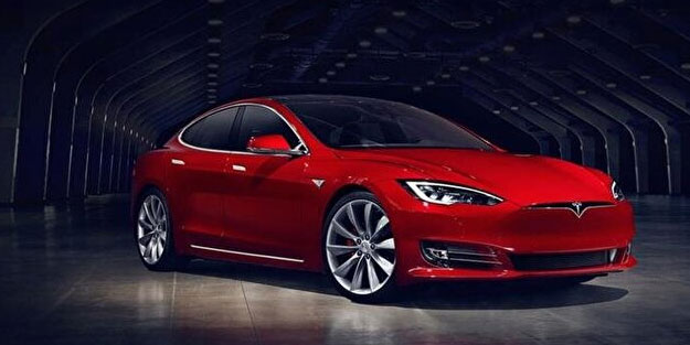 Musk elektrikli otomobilde rakiplerini silmeye kararlı! Bir indirim daha yaptı