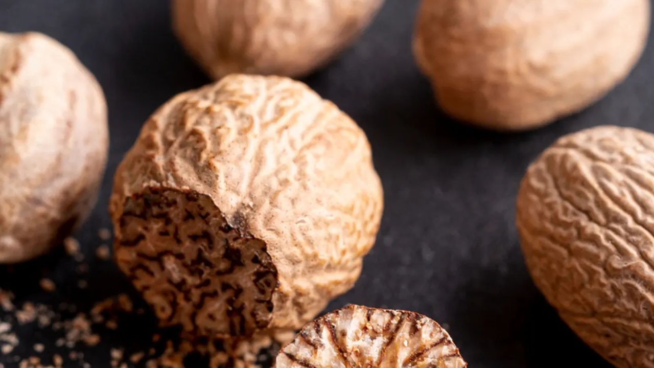 Muskat (hint ceviz) yemeklere ekleyin yeter!