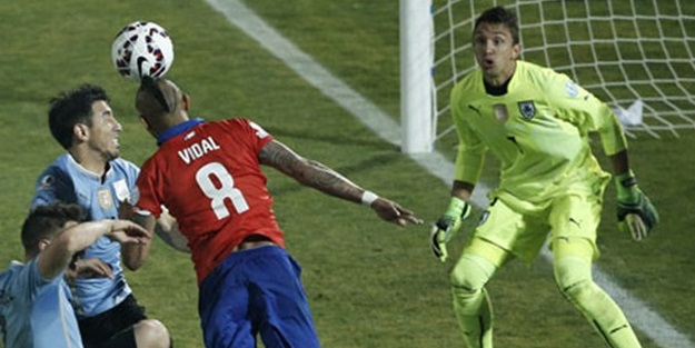 Muslera devleşti, Şili eledi