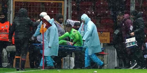 Muslera sahadan sedye ile ayrıldı