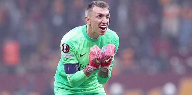 Muslera yine kalede yok!
