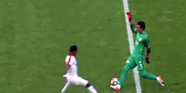 Muslera'dan Eto'o'ya müthiş çalım!