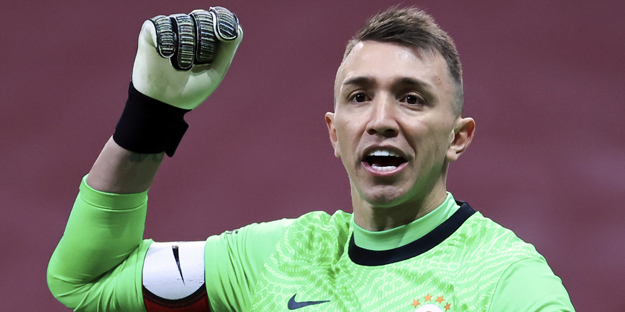 Muslera'dan şok eden karar! Taraftarlar yıkıldı..