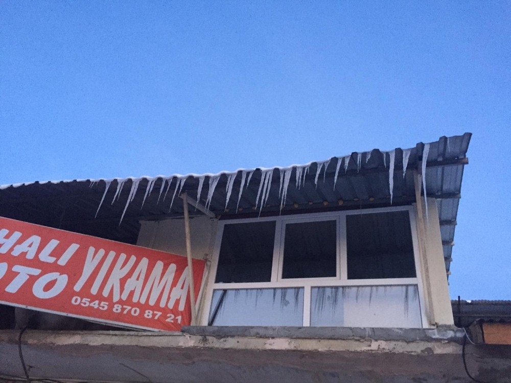 Musluktan akan su bile buz tuttu 