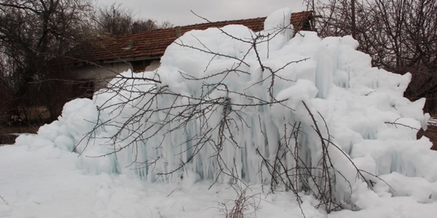 Musluktan akan su buz dağı oluşturdu!