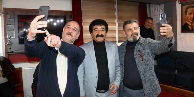 Müslüm Gürses'e benzeyen Sivaslı Bayrak'ı gören fotoğraf çektiriyor!