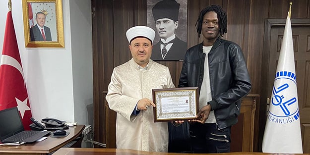 Müslüman arkadaşlarından etkilenen Çadlı öğrenci İslam'la şereflendi