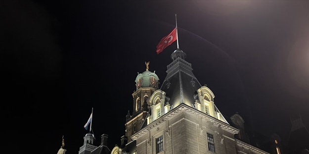 Müslüman belediye başkanı, Roterdam Belediyesi'ne Türk bayrağı çektirdi!