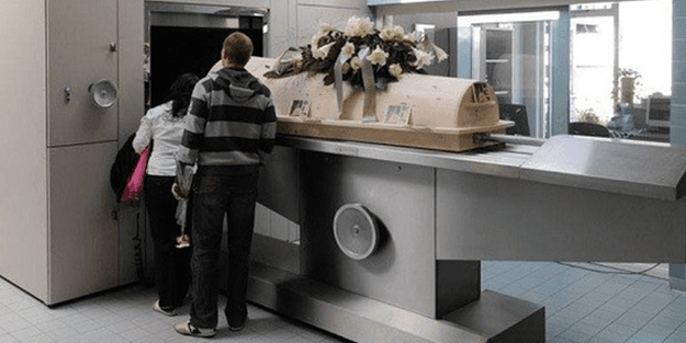 Müslüman cenazesini krematoryumda yaktılar!